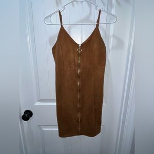 Zipper works great. Adjustable straps.